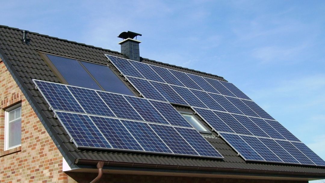 ČEZ letos zapojil o polovinu víc střešních solárů než loni